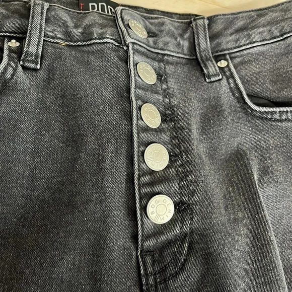 BDG Girlfriend High Rise Cropped Jeans in Washed Black - Size 31 - Picture 6 of 8